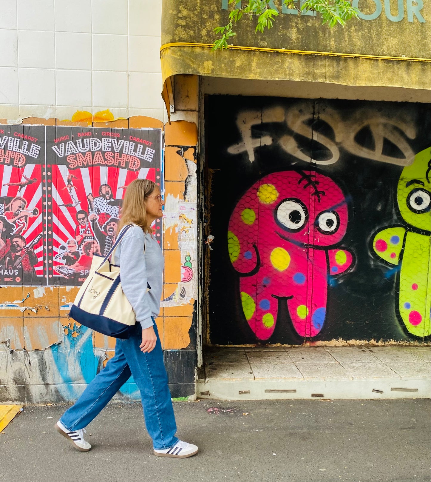 Canvas tote ('Fleebags' original)